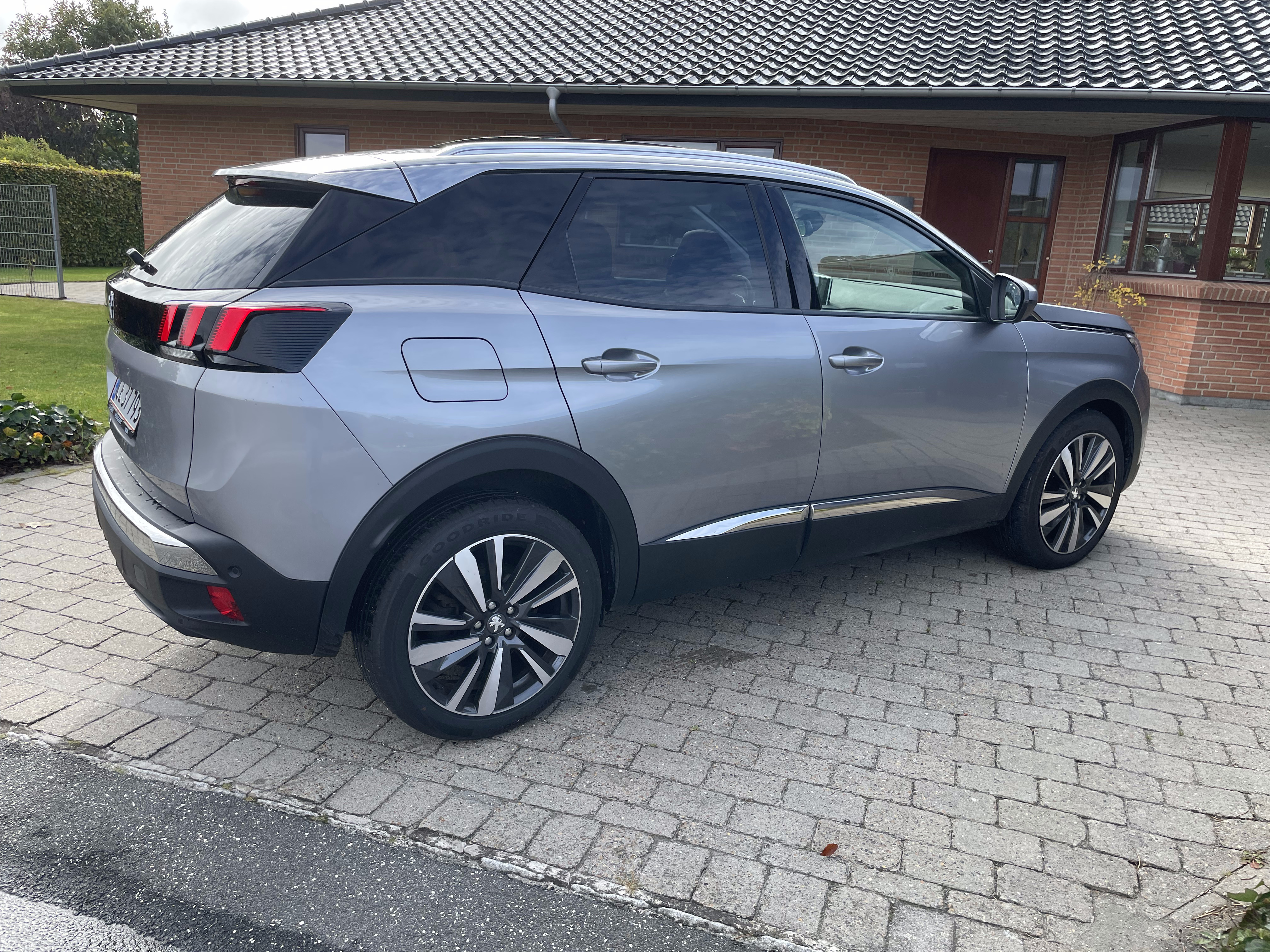 Grå Peugeot 3008 fra 2018