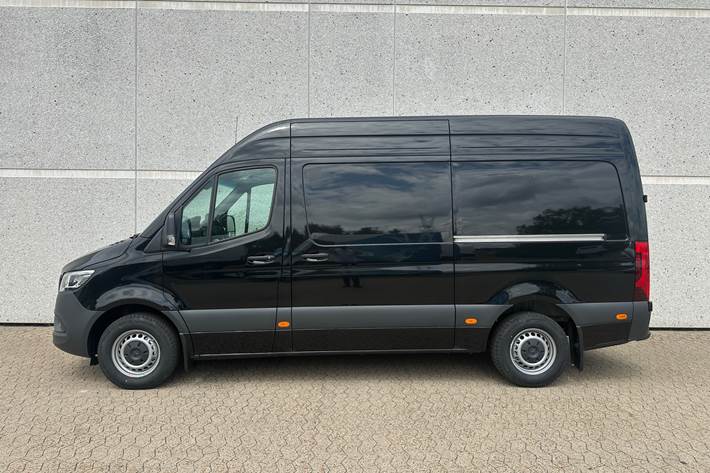 Sort Mercedes Sprinter fra 2025