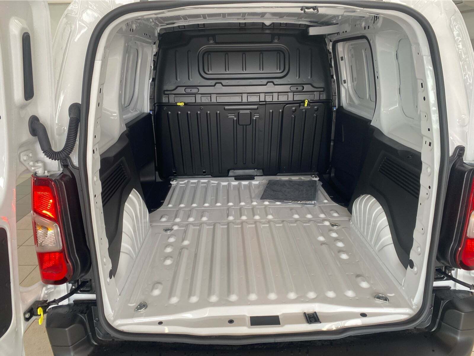 Hvid Peugeot Partner fra 2025 set indefra