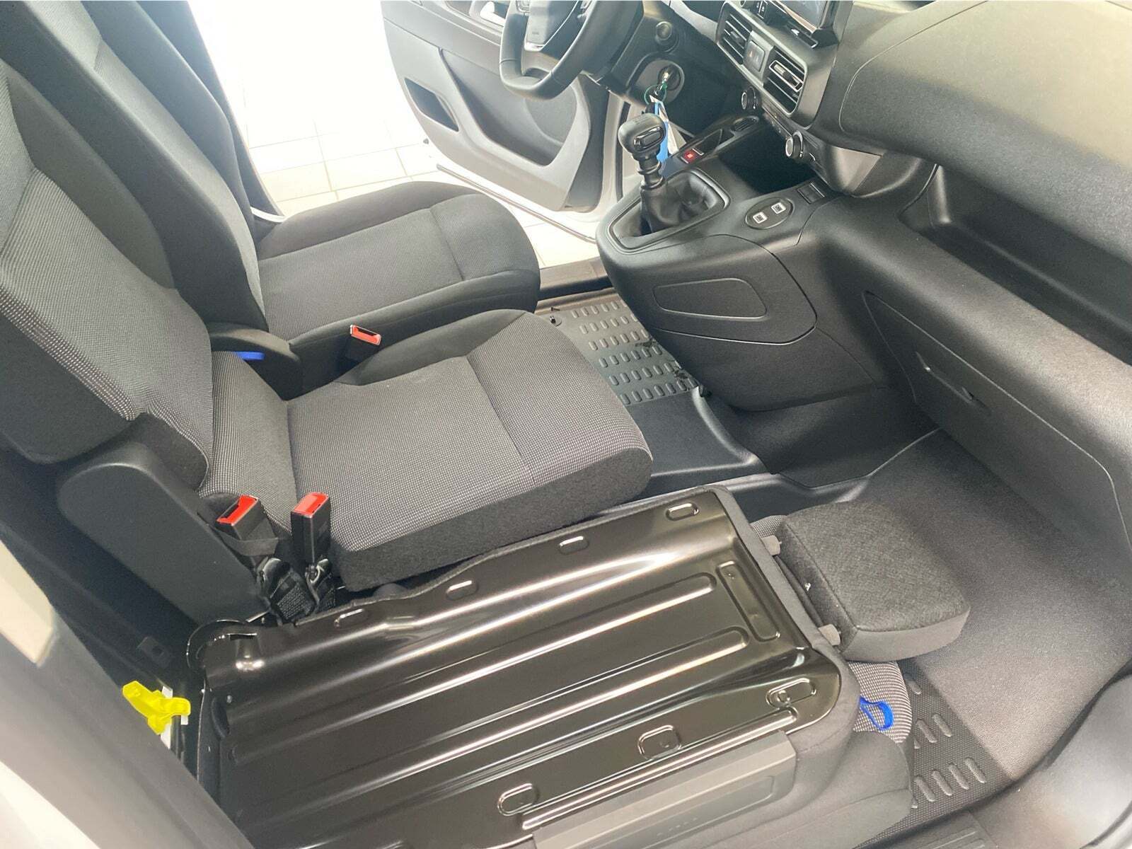 Hvid Peugeot Partner fra 2025