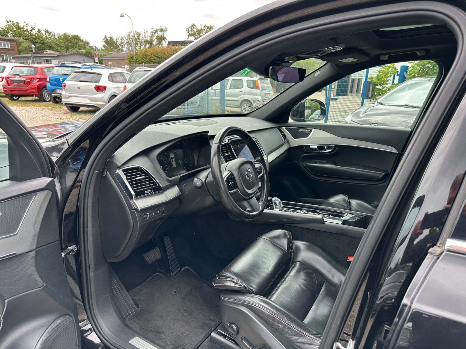 Sort Volvo XC90 fra 2017 set indefra