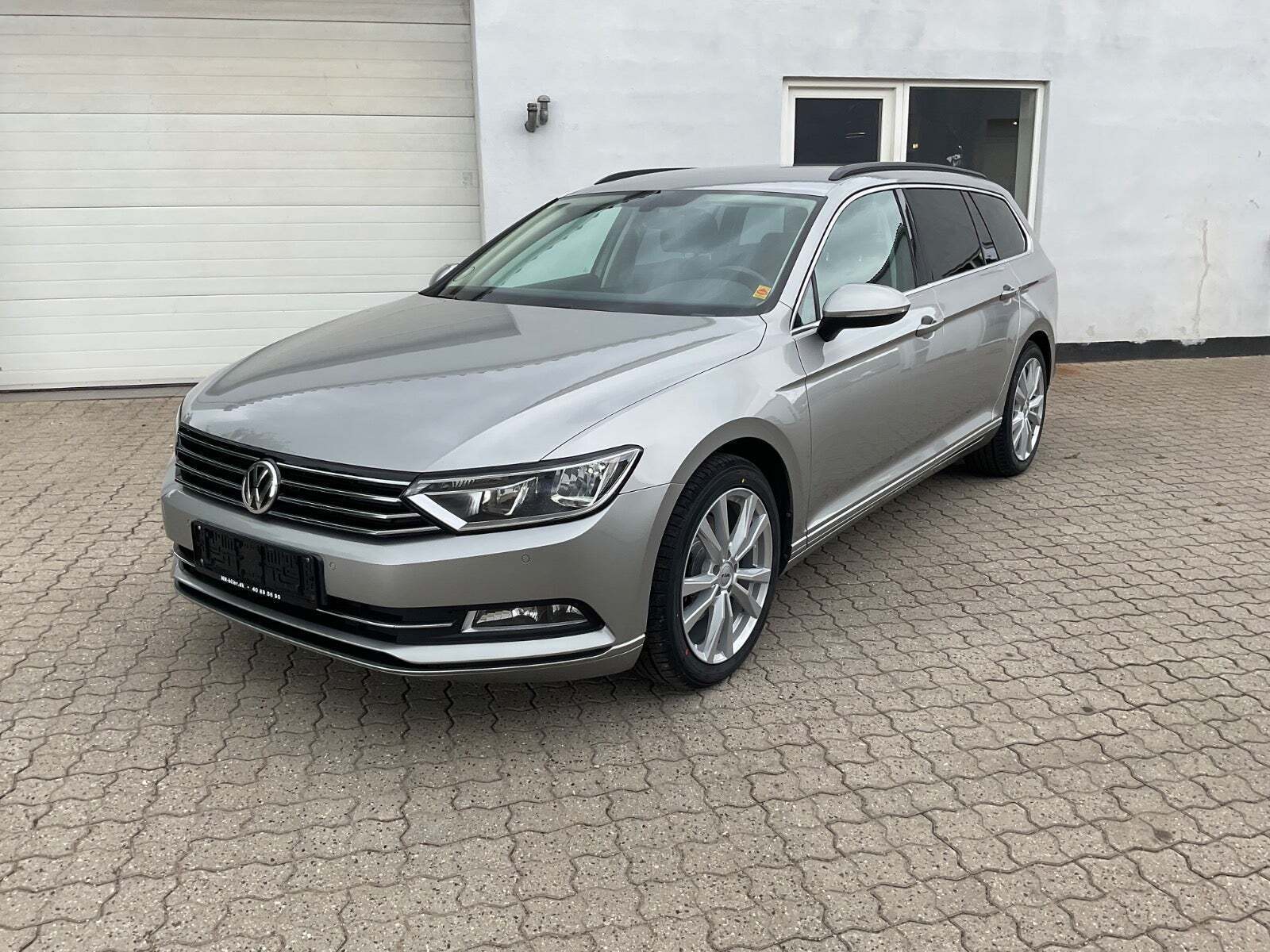 Grå VW Passat fra 2016 set udefra