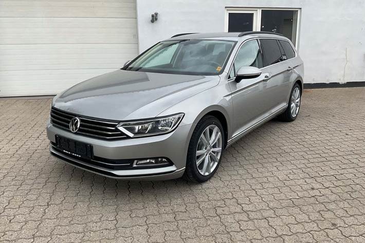 Grå VW Passat fra 2016 set udefra