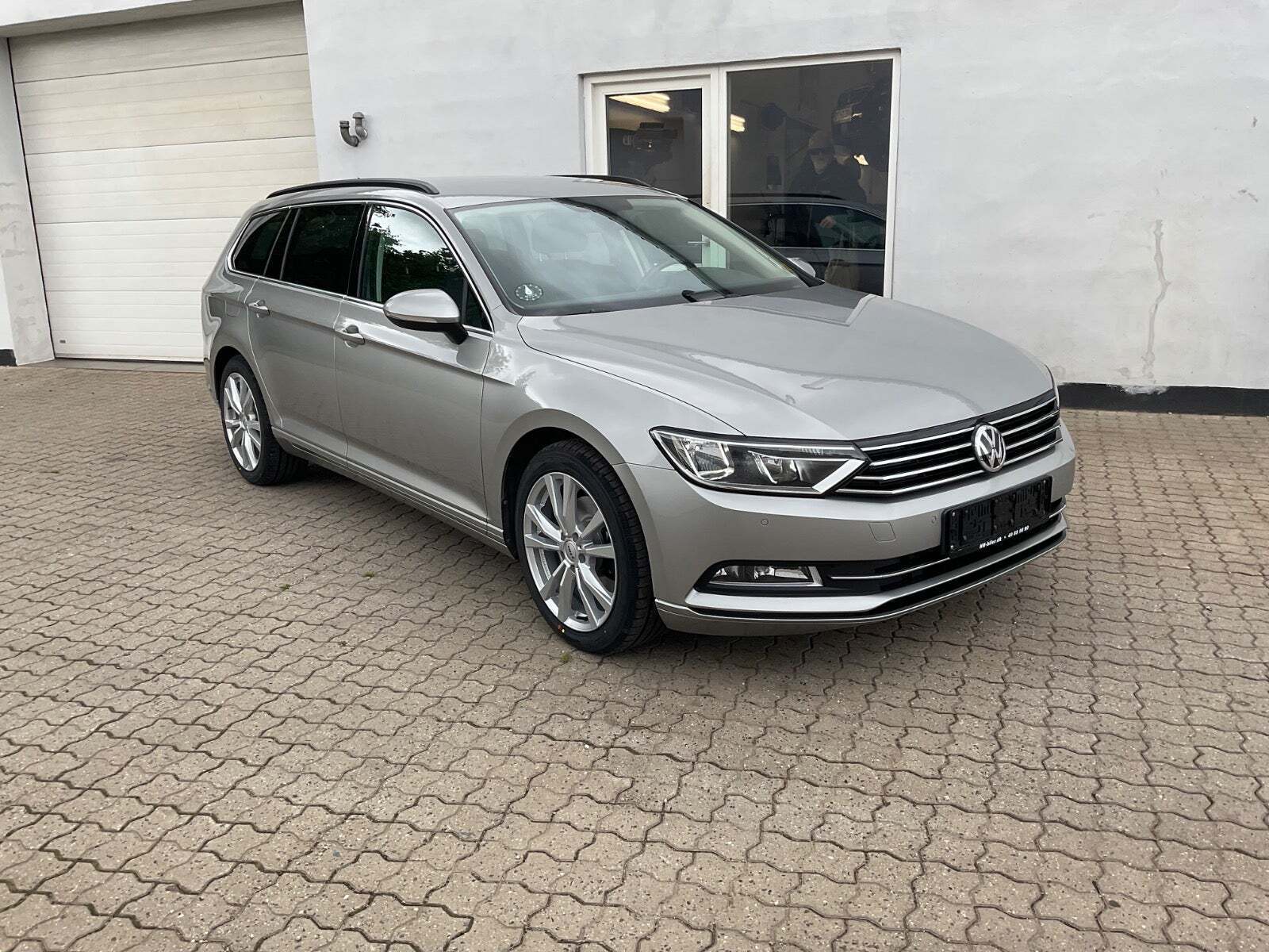 Grå VW Passat fra 2016