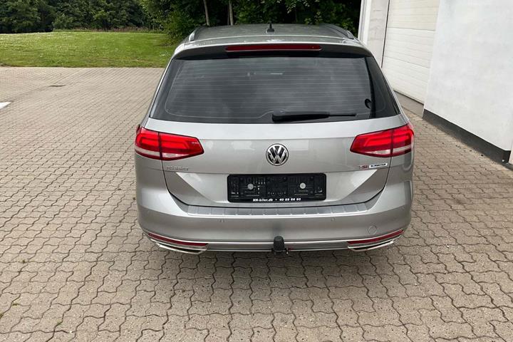 Grå VW Passat fra 2016