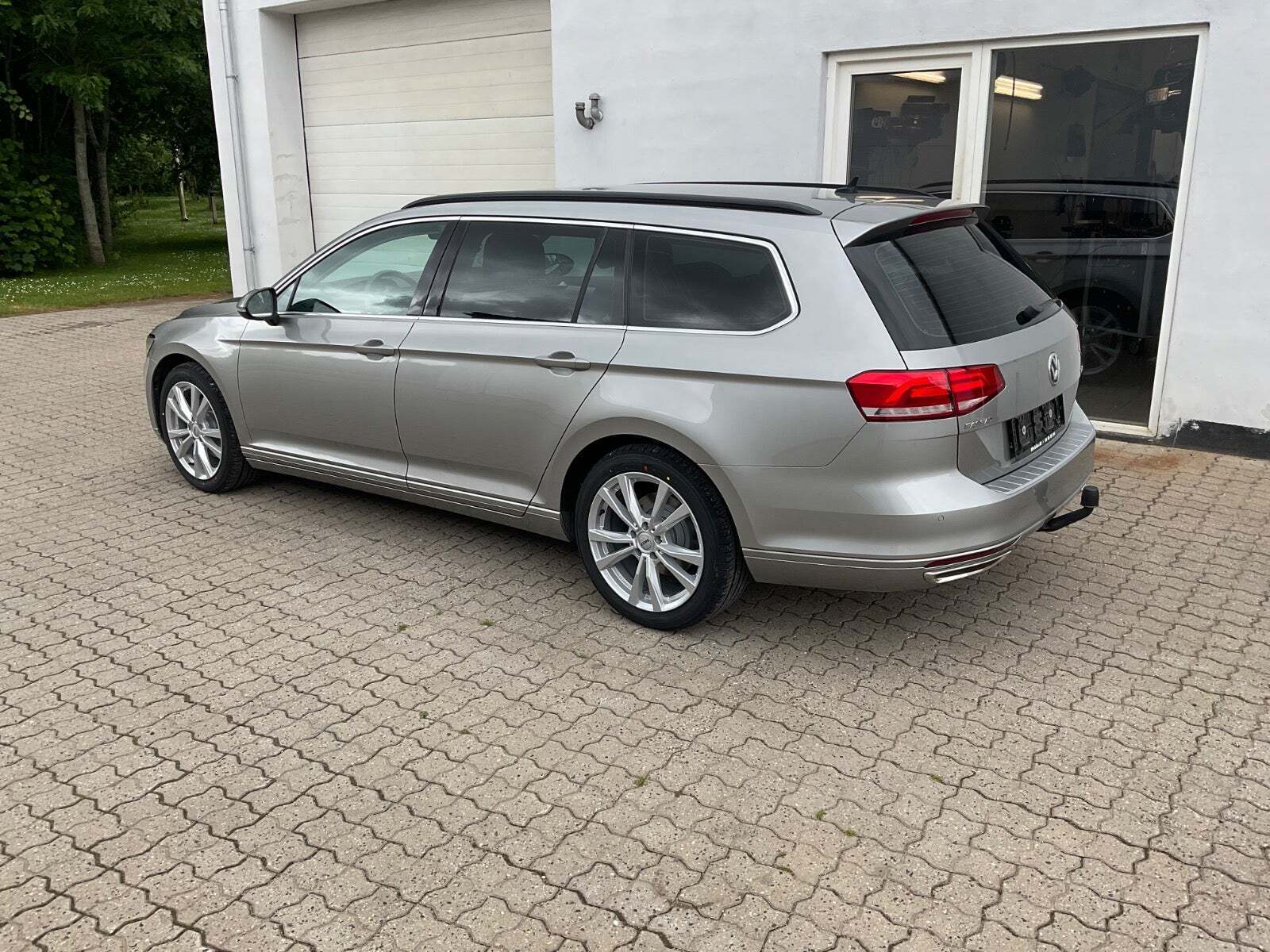 Grå VW Passat fra 2016