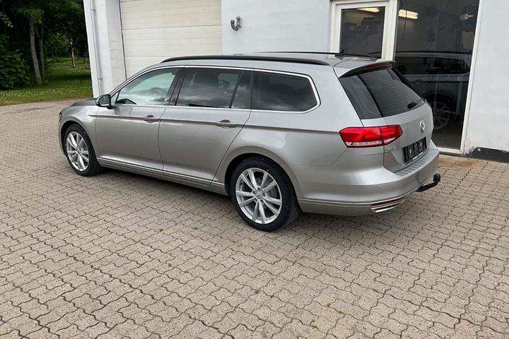Grå VW Passat fra 2016