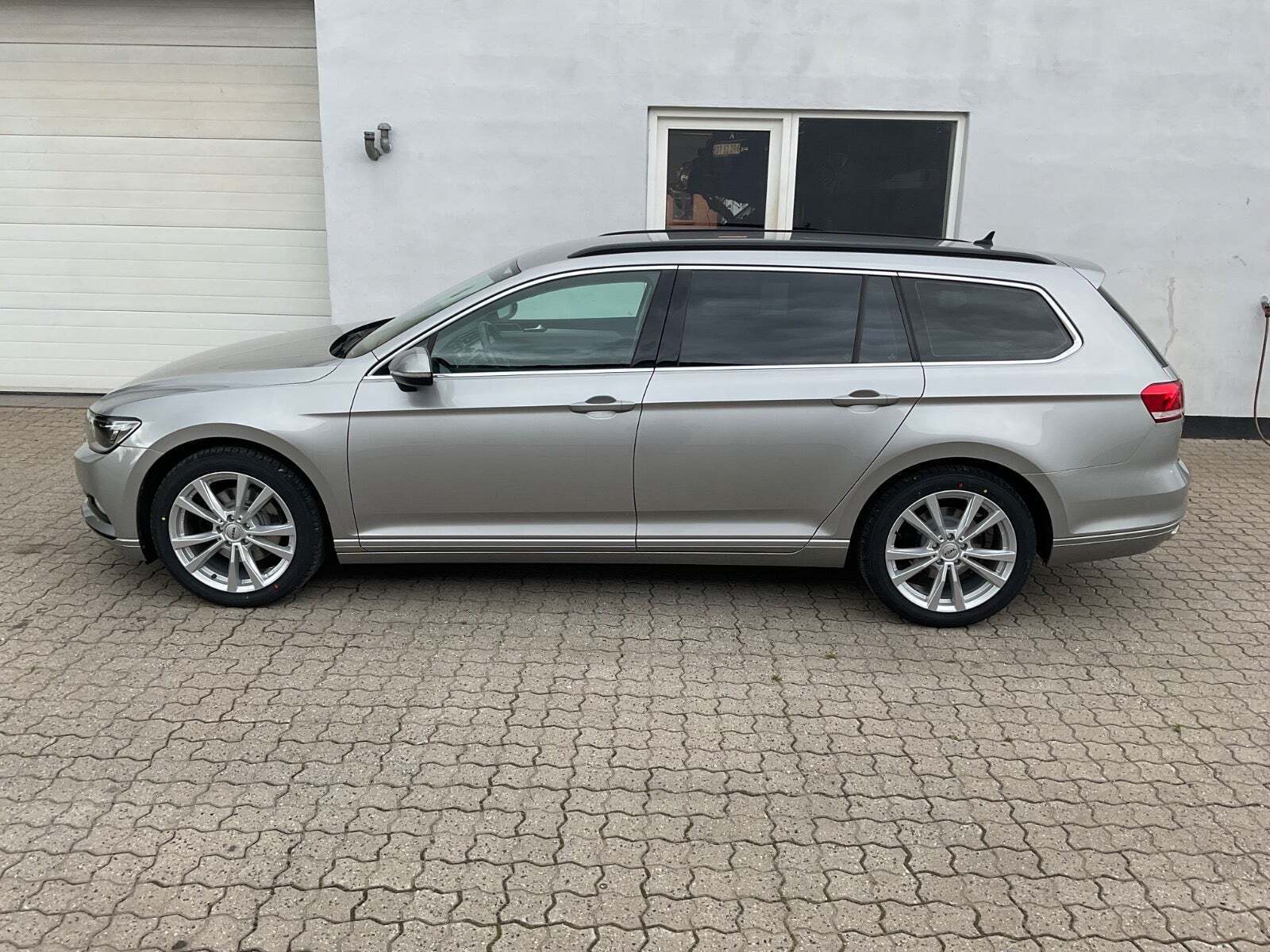 Grå VW Passat fra 2016