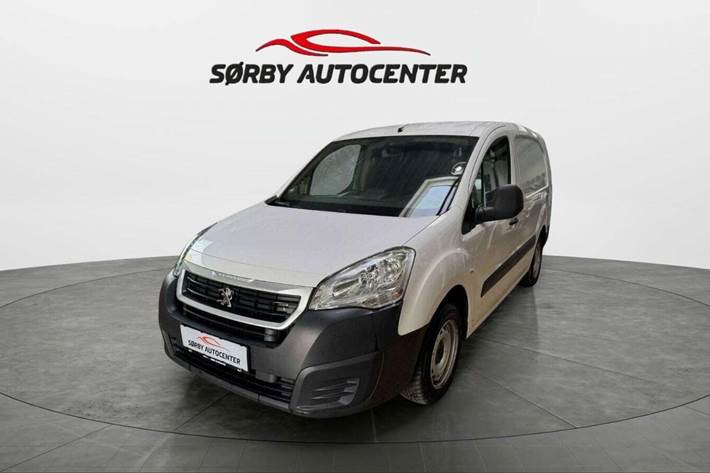 Hvid Peugeot Partner fra 2017 set udefra