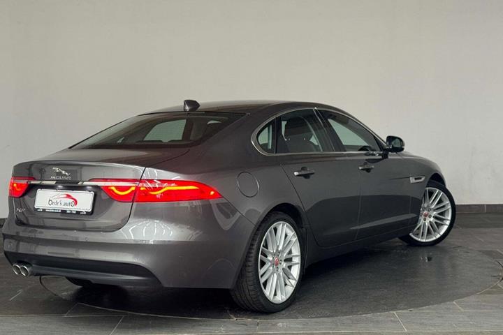 Grå Jaguar XF fra 2018