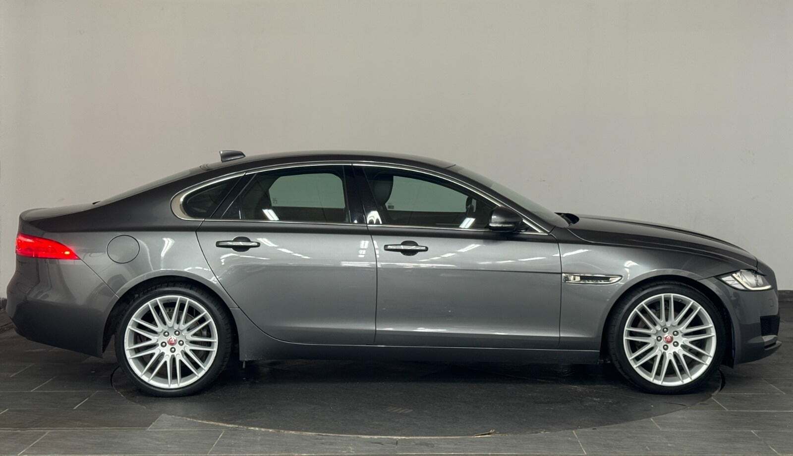 Grå Jaguar XF fra 2018