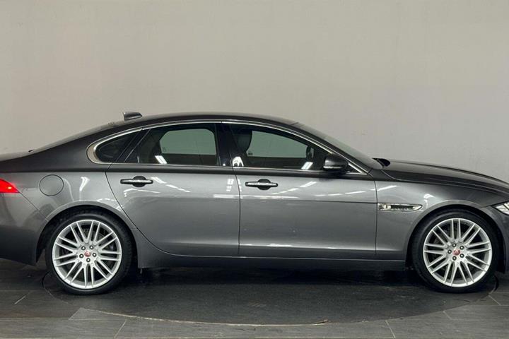 Grå Jaguar XF fra 2018