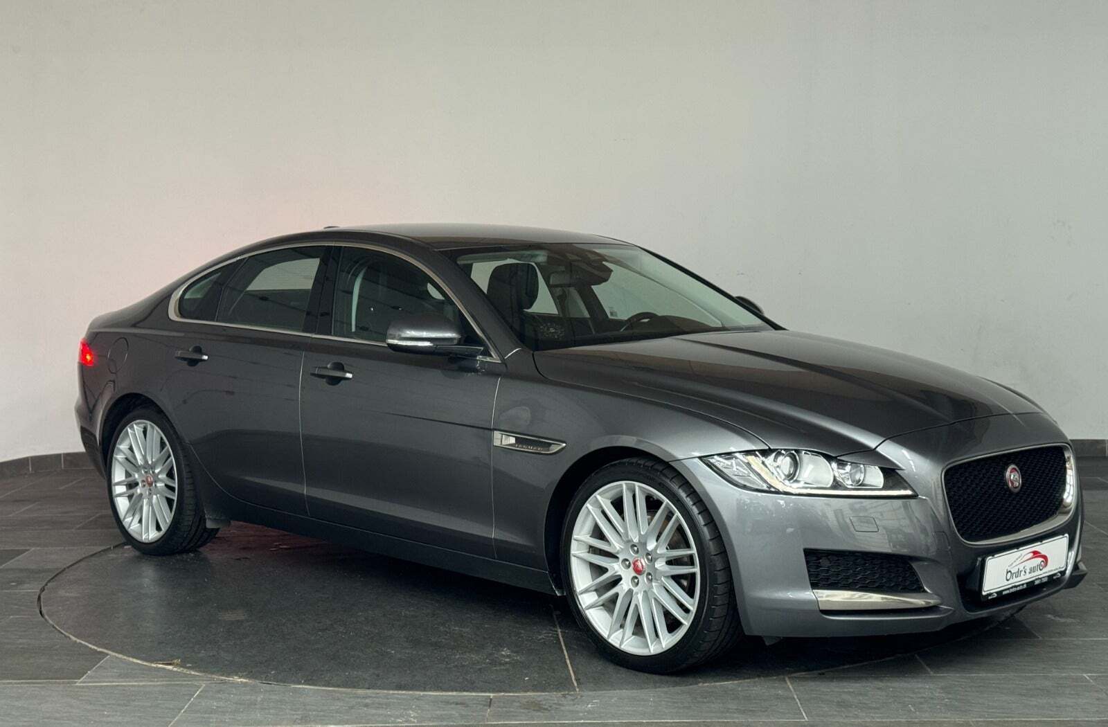 Grå Jaguar XF fra 2018
