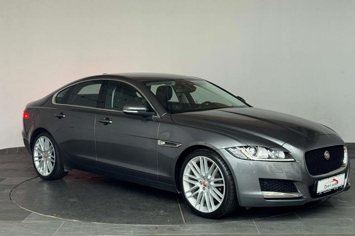 Grå Jaguar XF fra 2018