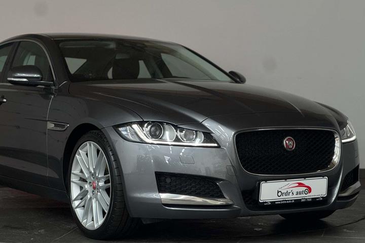 Grå Jaguar XF fra 2018 set udefra