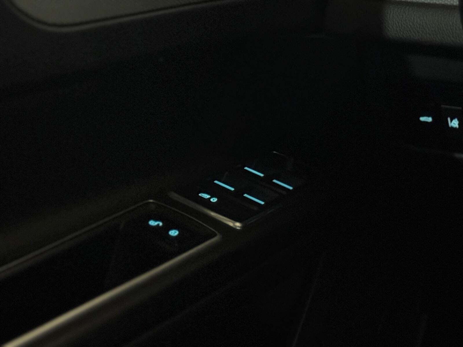 Grå Jaguar XF fra 2018 set indefra
