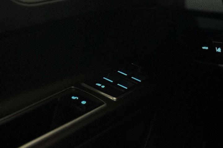Grå Jaguar XF fra 2018 set indefra