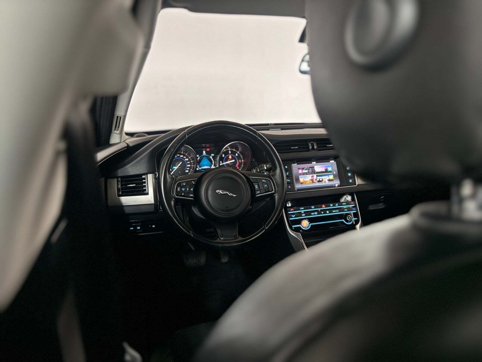 Grå Jaguar XF fra 2018 set indefra