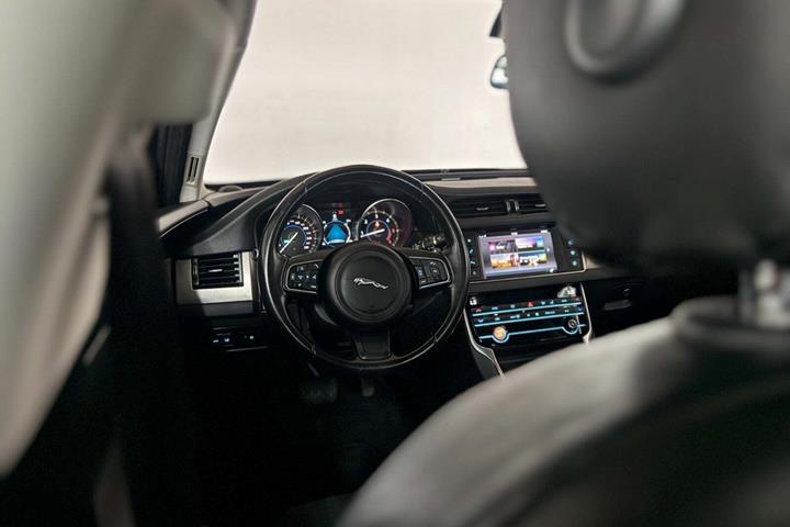 Grå Jaguar XF fra 2018 set indefra
