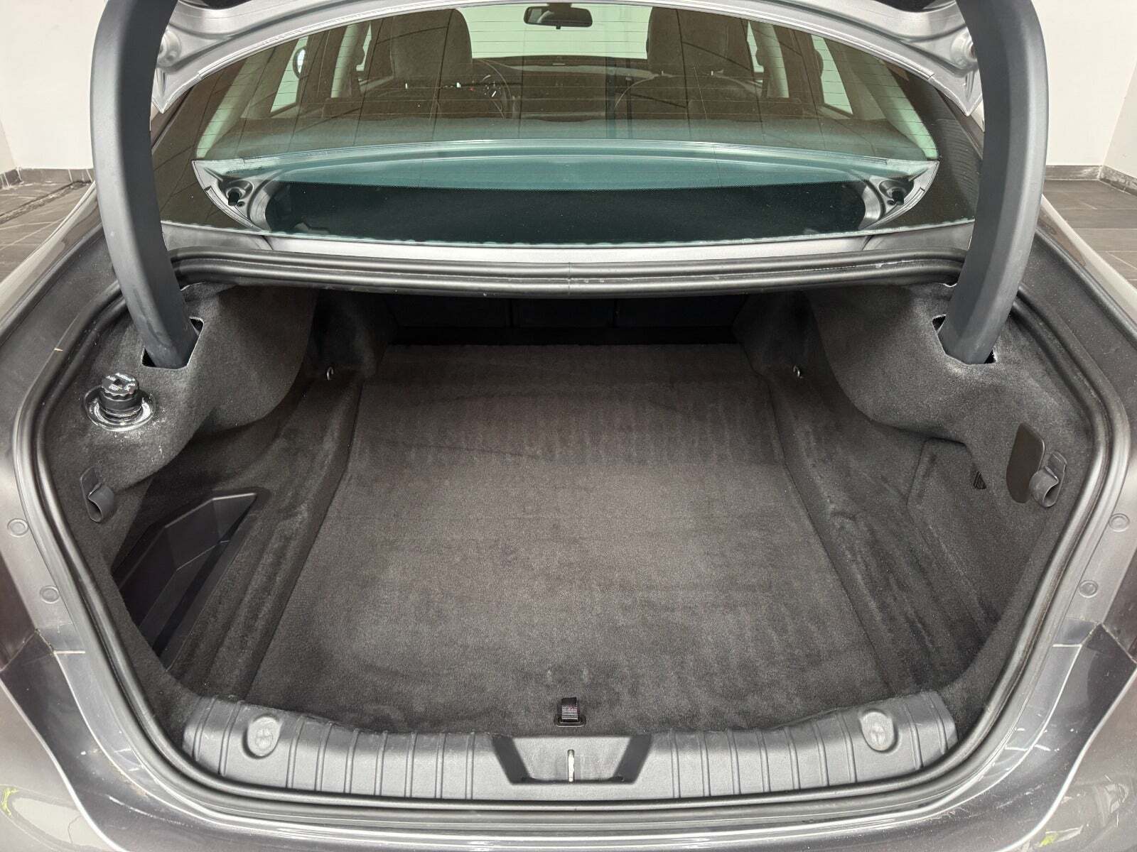 Grå Jaguar XF fra 2018