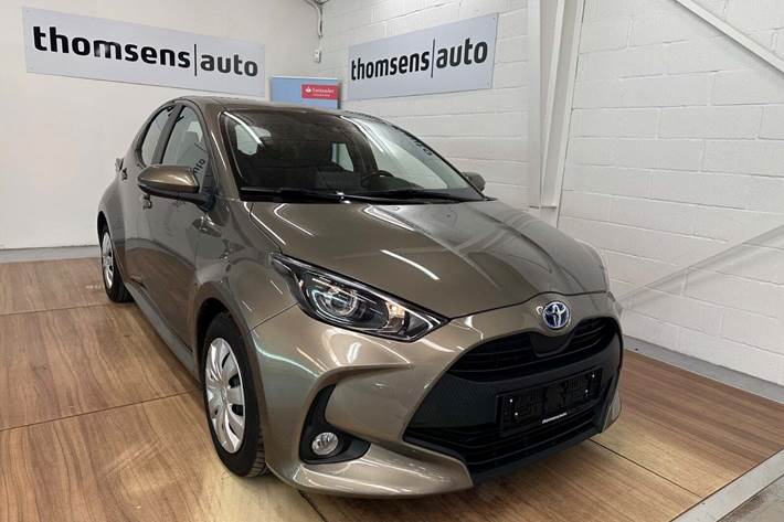 Grå Toyota Yaris fra 2022 set udefra