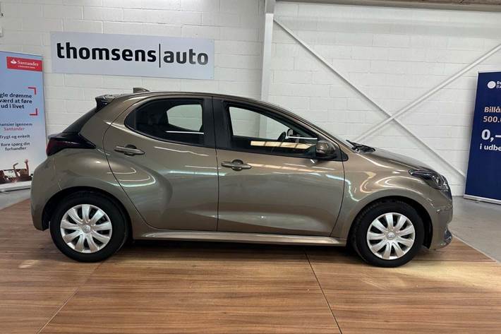 Grå Toyota Yaris fra 2022