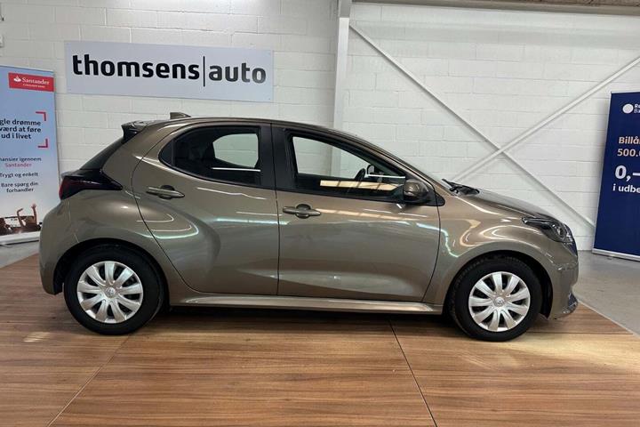 Grå Toyota Yaris fra 2022