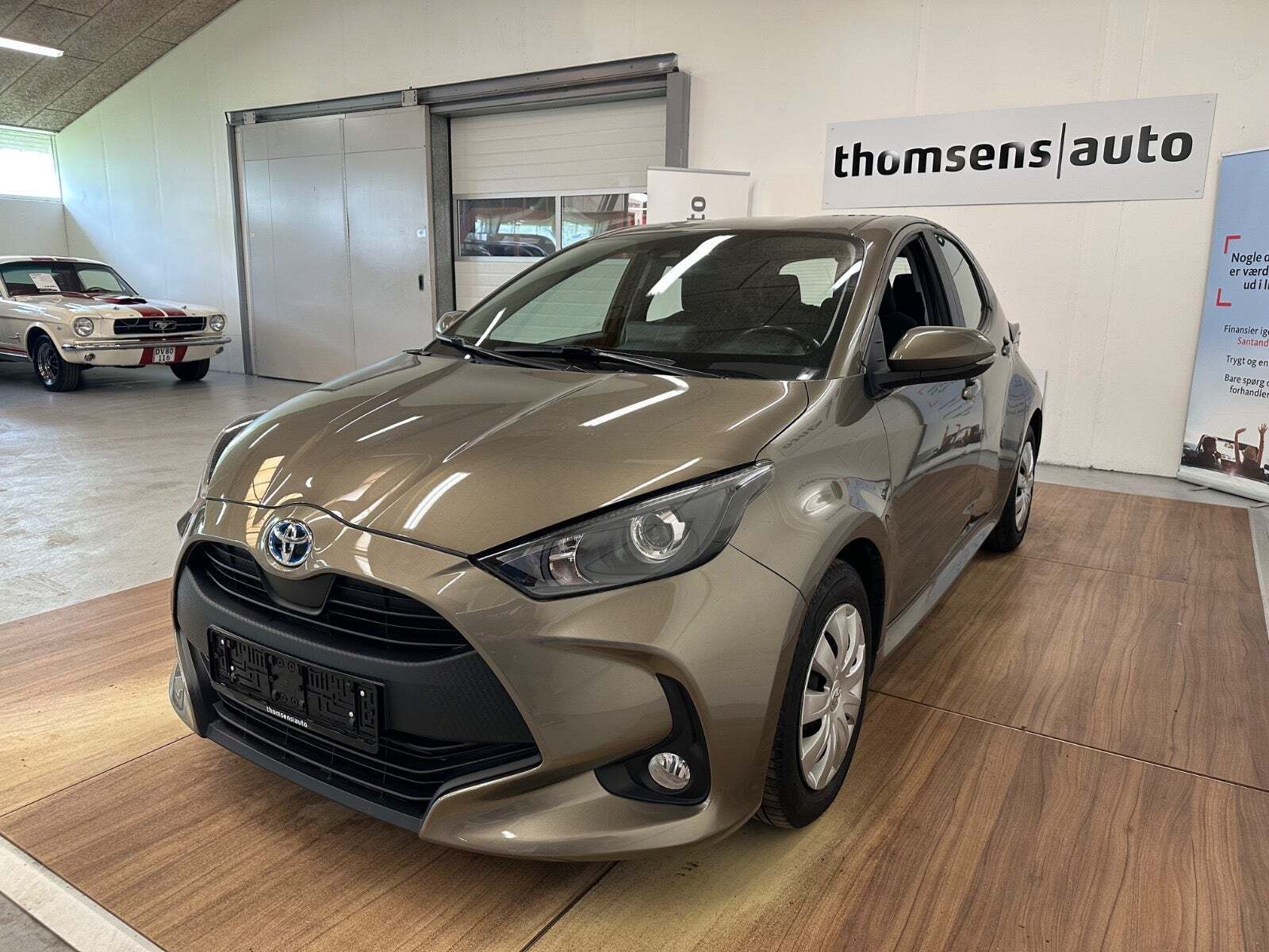 Grå Toyota Yaris fra 2022