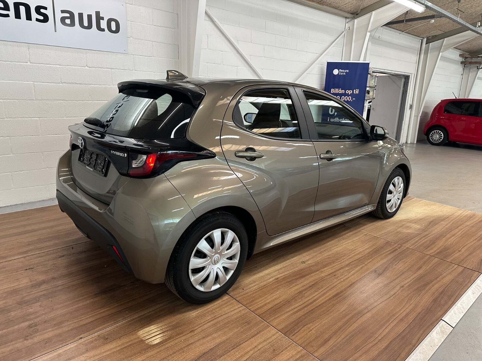 Grå Toyota Yaris fra 2022