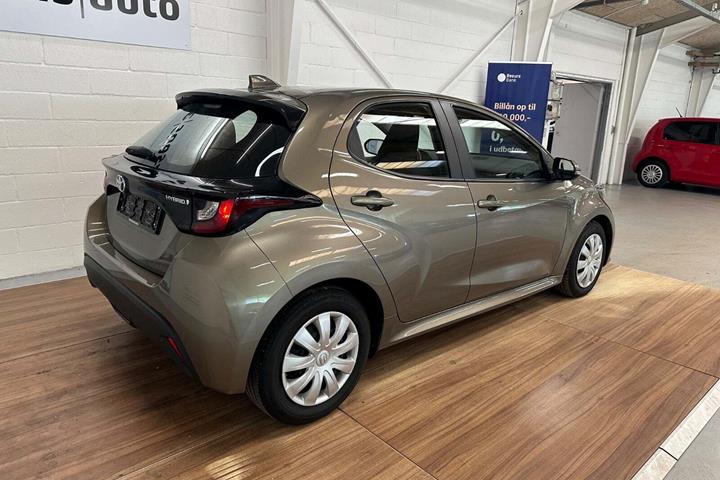 Grå Toyota Yaris fra 2022