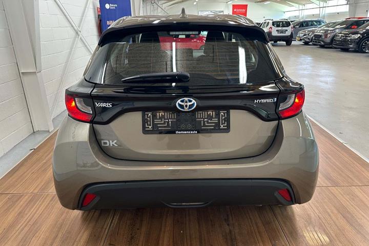 Grå Toyota Yaris fra 2022