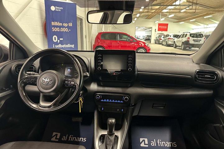 Grå Toyota Yaris fra 2022