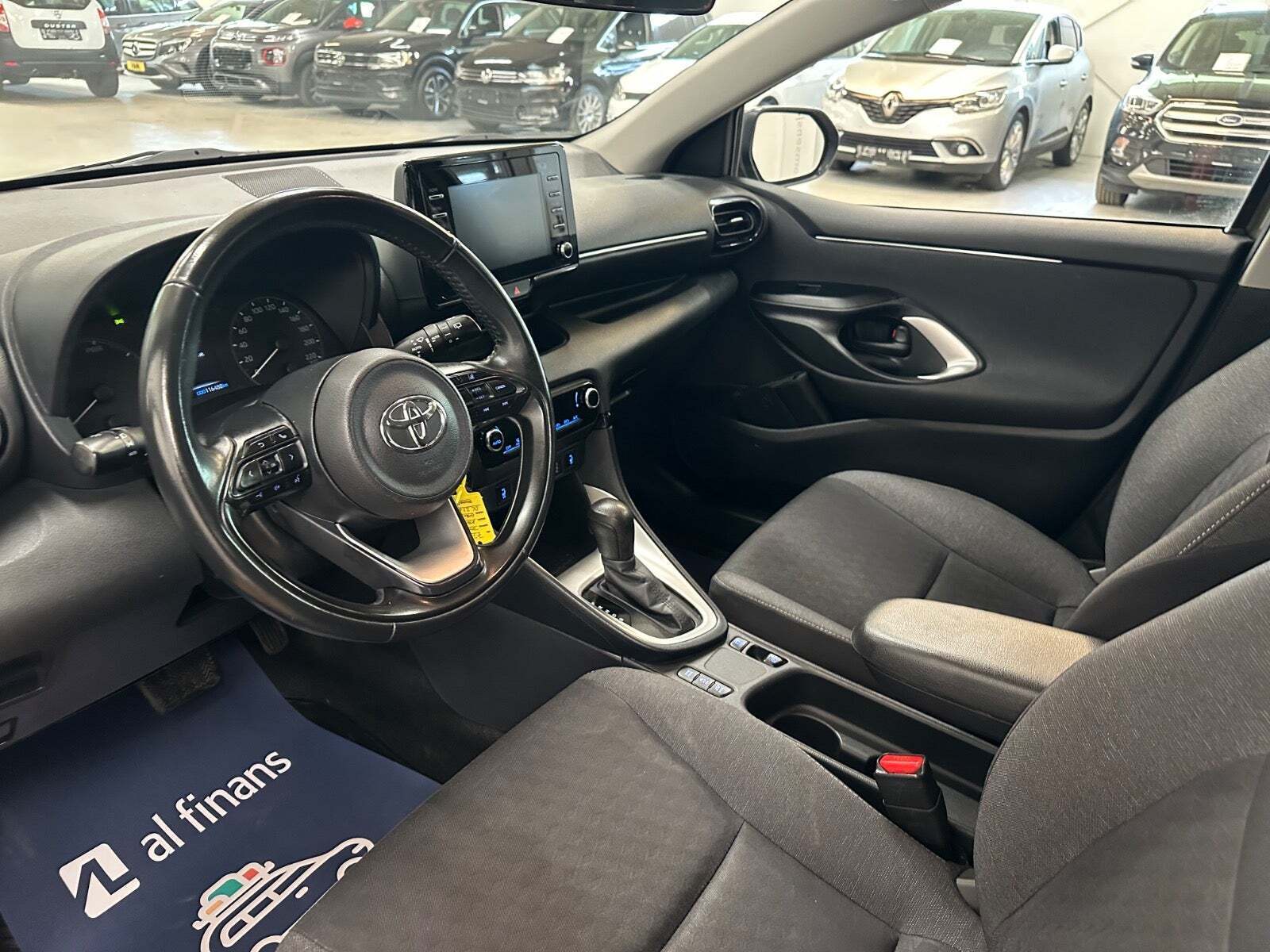 Grå Toyota Yaris fra 2022