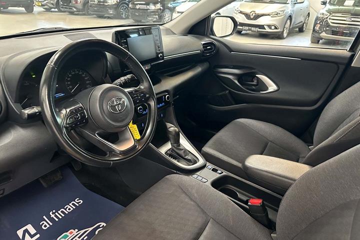 Grå Toyota Yaris fra 2022