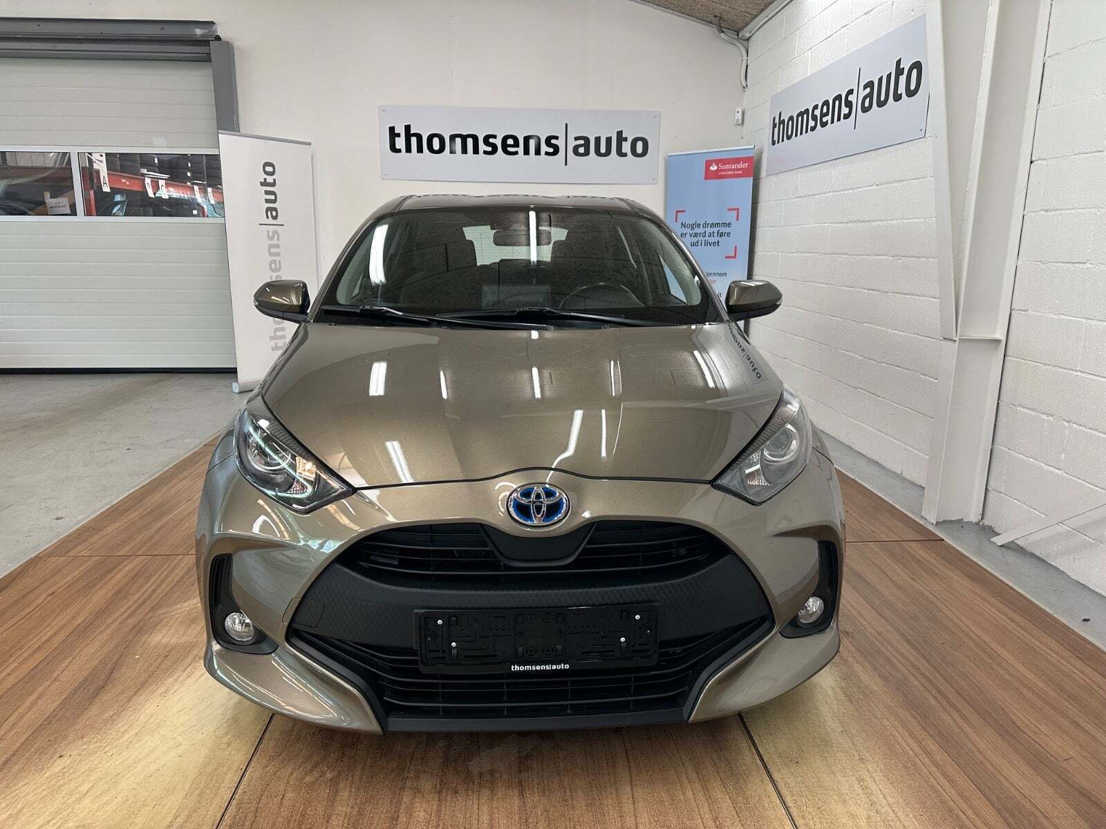 Grå Toyota Yaris fra 2022