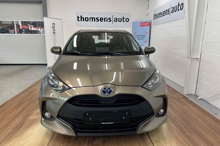 Grå Toyota Yaris fra 2022