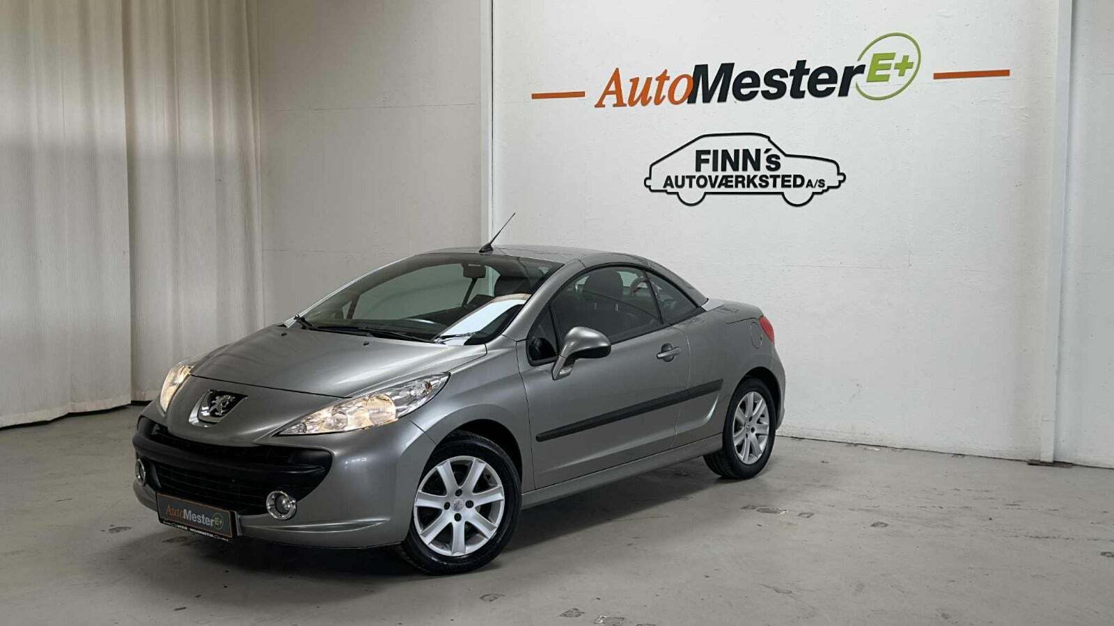 Sort Peugeot 207 fra 2007 set udefra