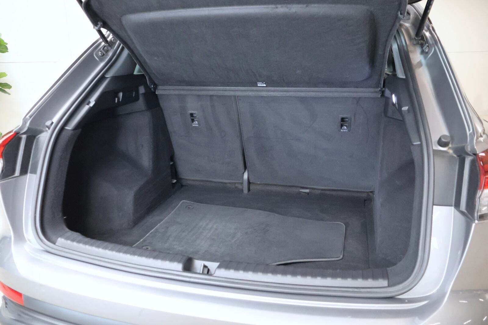 Grå Audi Q4 e-tron fra 2023