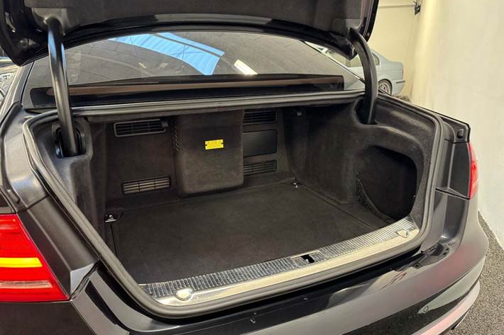 Sort Audi A8 fra 2011