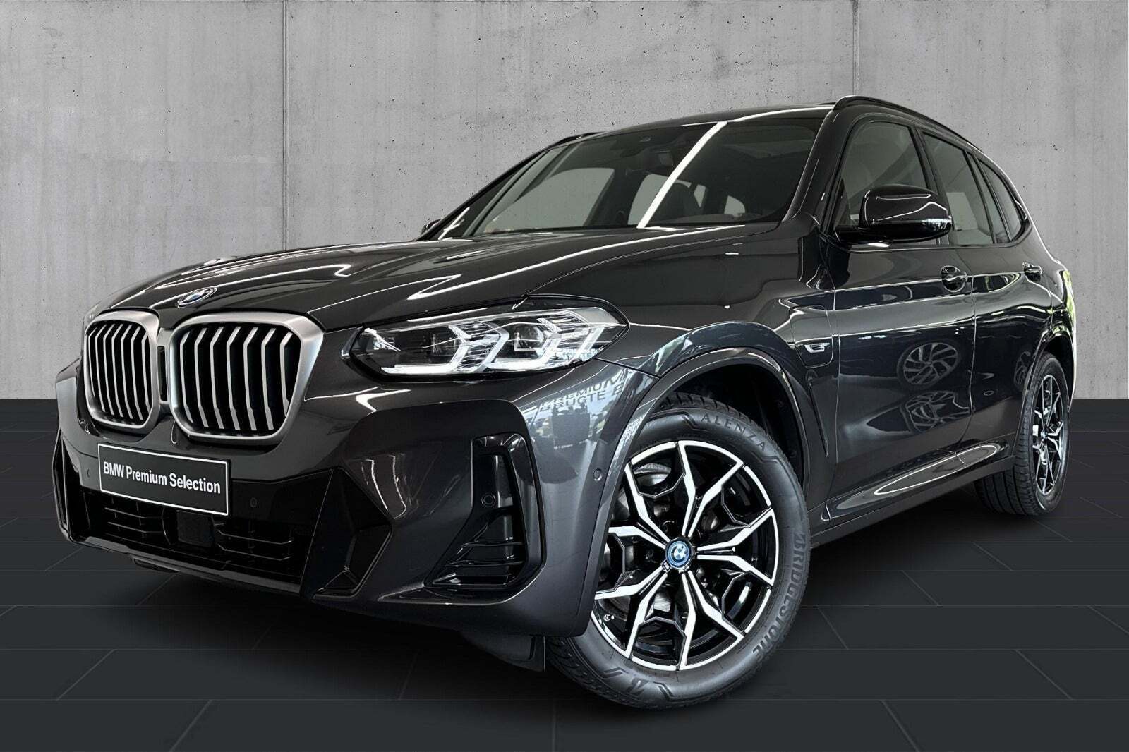 Grå BMW X3 fra 2022 set udefra