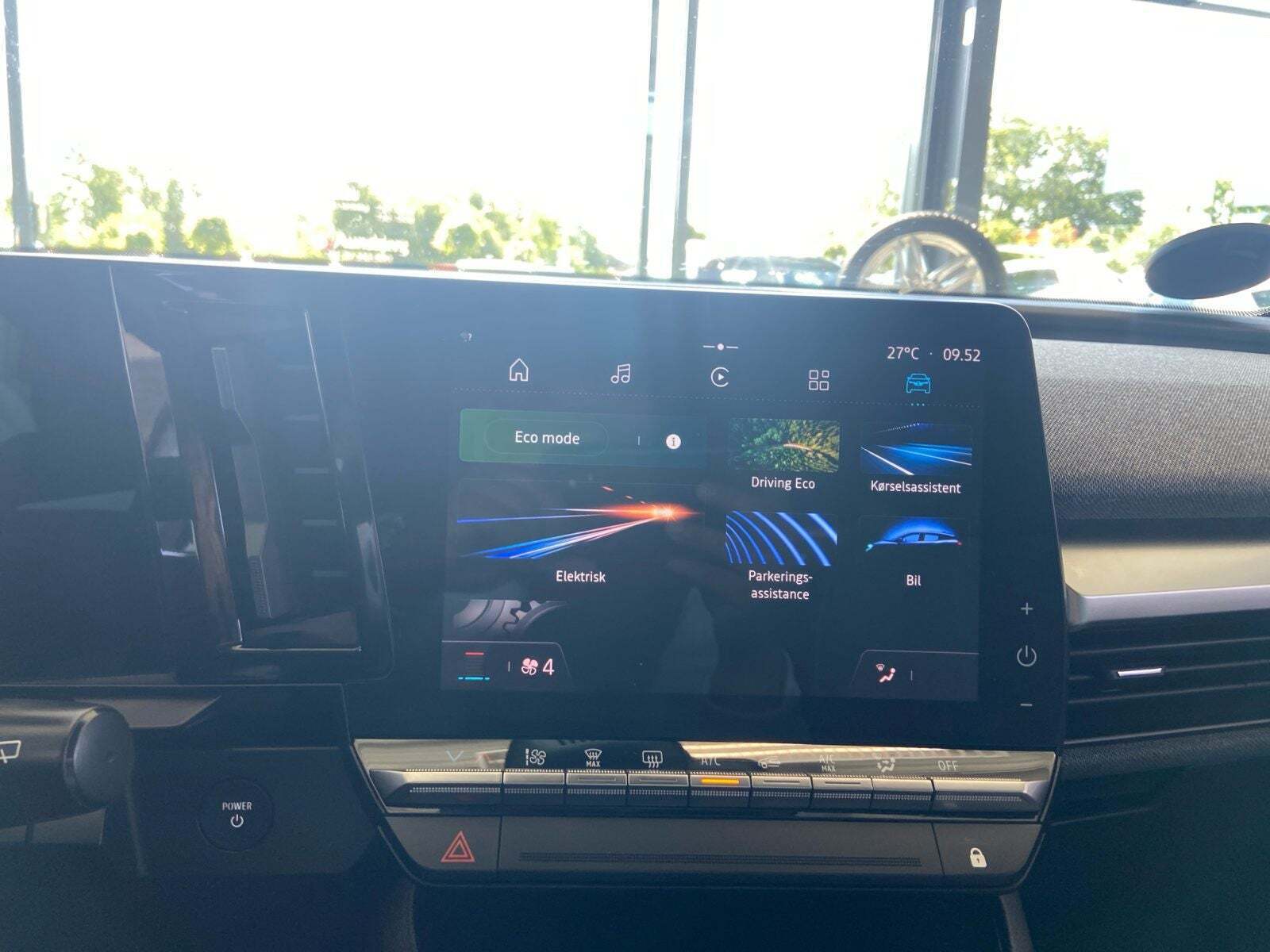 Hvid Renault Megane E-Tech fra 2023