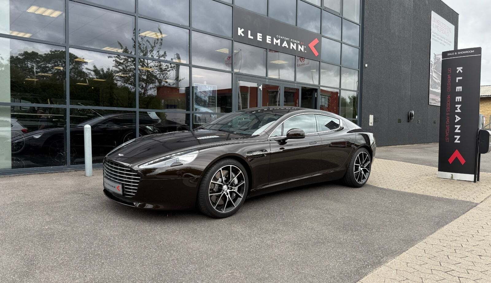 Brun Aston Martin Rapide S fra 2016 set udefra