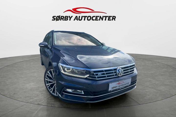 Blå VW Passat fra 2016 set udefra