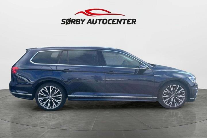 Blå VW Passat fra 2016