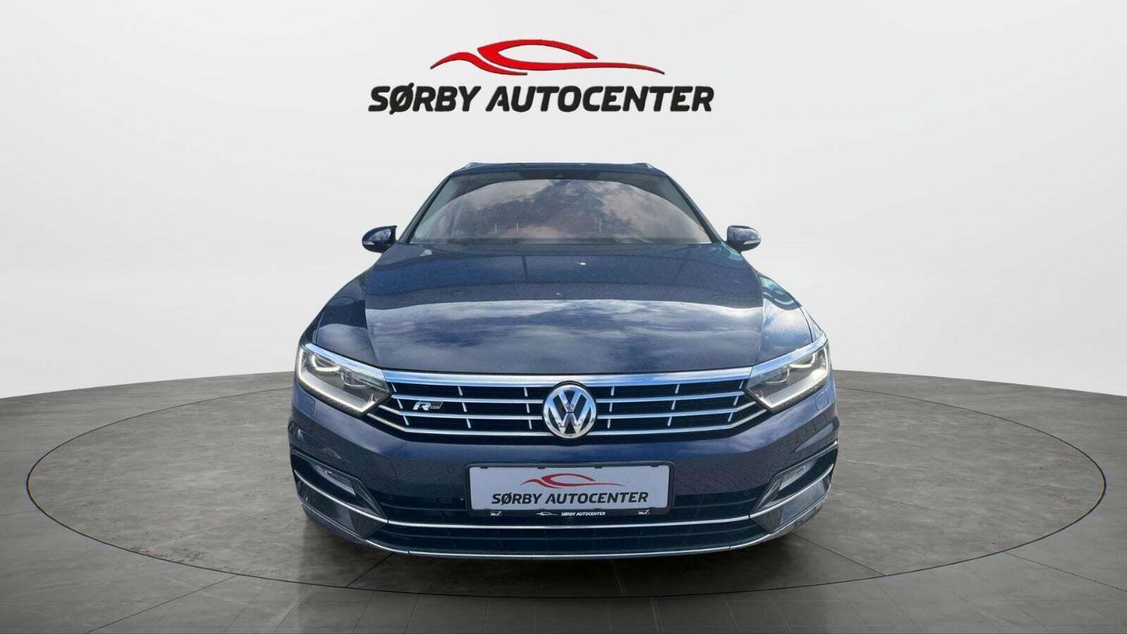 Blå VW Passat fra 2016