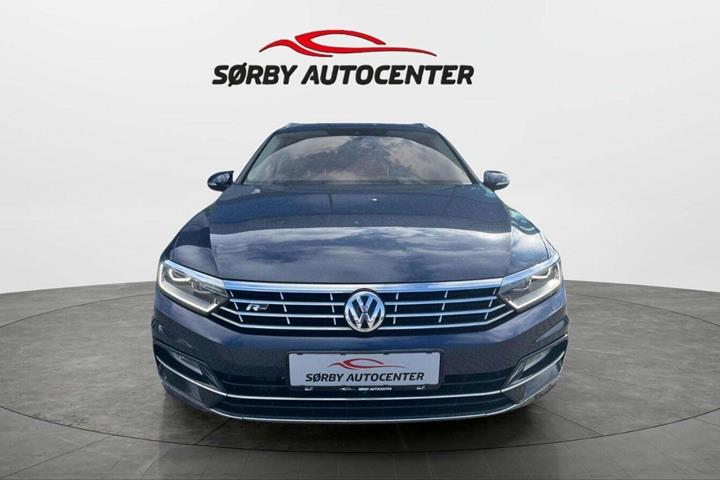 Blå VW Passat fra 2016
