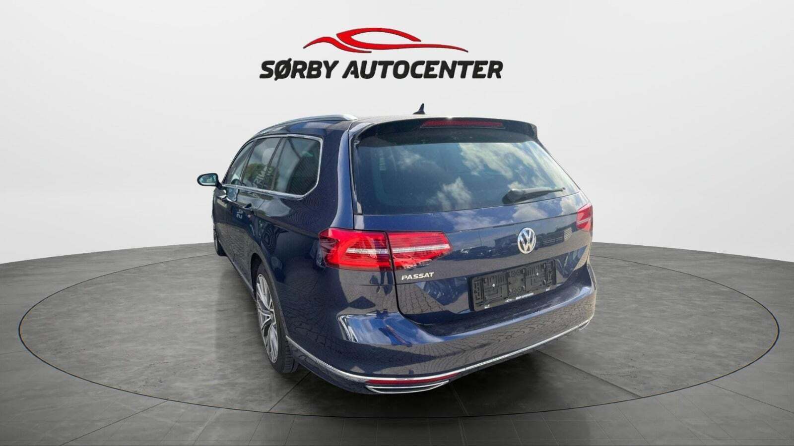 Blå VW Passat fra 2016