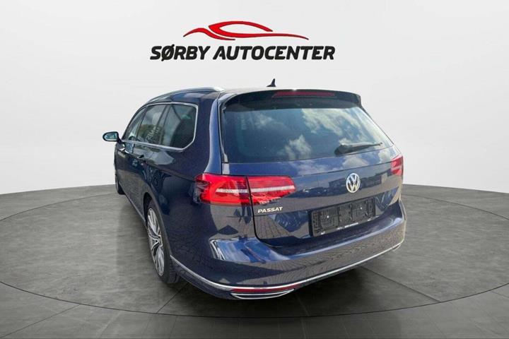 Blå VW Passat fra 2016