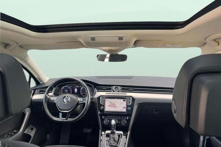 Blå VW Passat fra 2016