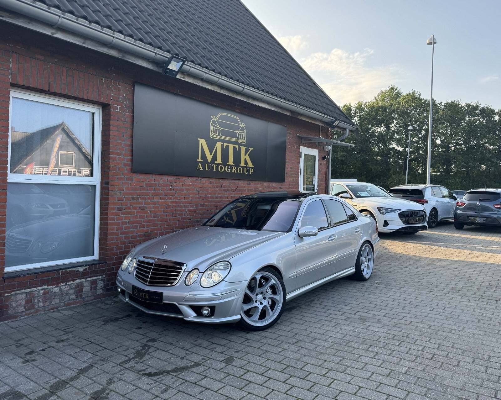 Sølv Mercedes E55 fra 2004 set udefra